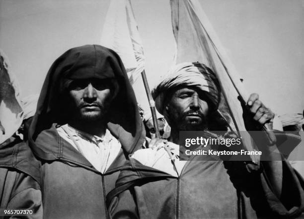 Des rebelles de la tribu Smalla, responsables des massacres de Oued Zem, se soumettent aux autorités françaises en agitant le drapeau blanc le 27...