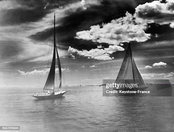 Le voilier la 'Mouette' à gauche, vainqueur de la course, aux Etats-Unis le 21 juin 1933.