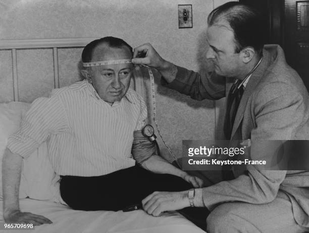 Un médecin examine George Bocklet atteint d'une étrange maladie, sa tête a déjà atteint trois fois la grosseur d'une tête normale, en Californie,...