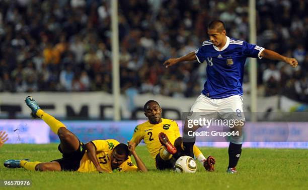 Walter Acevedo of Argentina vies for the ball with Austin y R.Edwards of Jamaica during a friendly match on February 10, 2010 in Mar del Plata,...