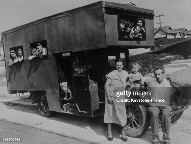 La famille Dixon photographiée devant sa maison sur roues qu'elle vient d'inventer, aux Etats-Unis le 27 octobre 1934.