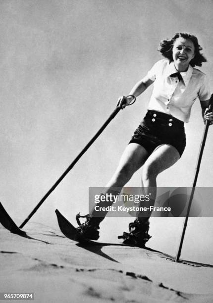 Actrice Cecilia Parker faisant du ski sur du sable, dans le désert de Palm Springs, Californie, Etats-Unis le 15 novembre 1933.
