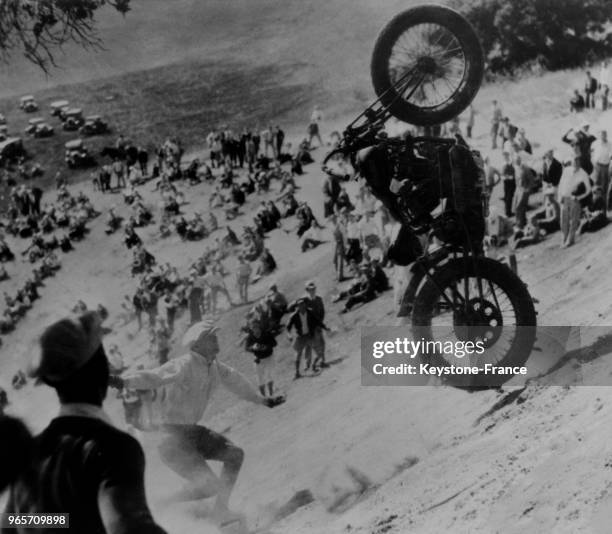 Un concurrent est propulsé en l'air avec sa moto, en Californie, Etats-Unis le 26 octobre 1934.