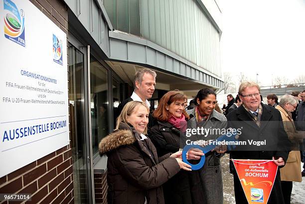 Branch office manager Bernadette Karwatzki, VFL Bochum board member Thomas Ernst, branch office director Birgitt Collisi, President of the Organising...