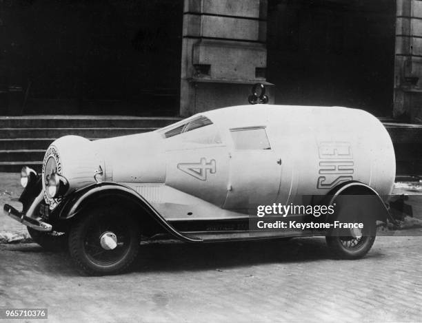 Auto-réclame d'un fermier américain à la forme d'une gigantesque bouteille de lait, aux Etats-Unis le 30 novembre 1934.