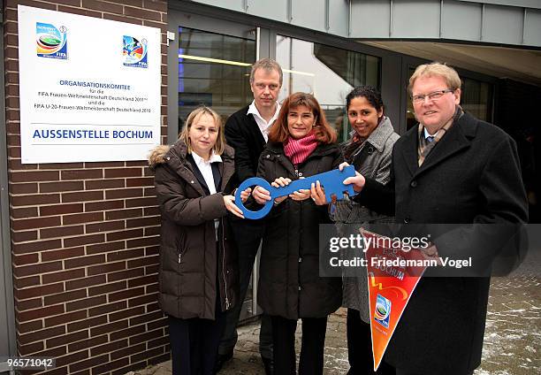Branch office manager Bernadette Karwatzki, VFL Bochum board member Thomas Ernst, branch office director Birgitt Collisi, President of the Organising...