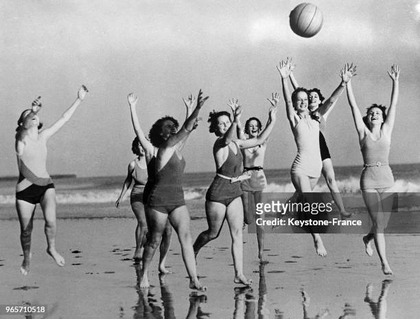 Des jeunes femmes jouent au ballon en bord de mer sur une plage californienne le 17 janvier 1935 aux Etats-Unis.