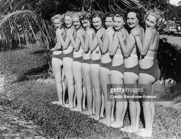 Jeunes femmes présentant des maillots de bain permettant d'exposer la plus grande partie du corps possible au soleil, en Floride, aux Etats-Unis, le...