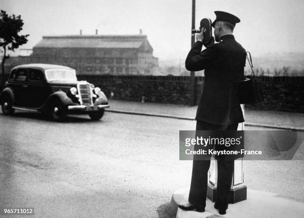 Policier filmant avec une petite caméra la circulation, au Royaume-Uni le 17 juillet 1935.