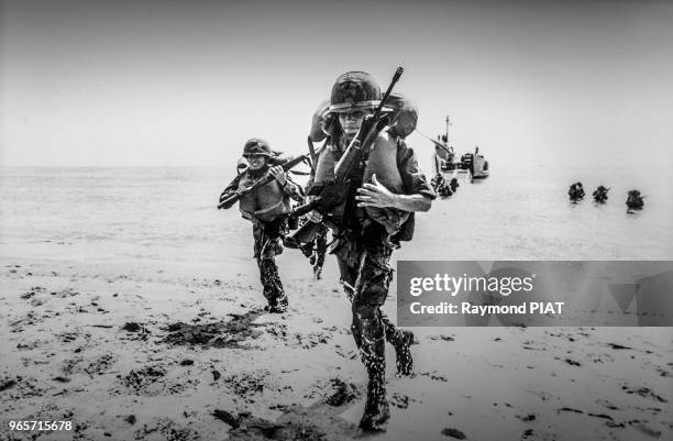 Soldats des commandos de marine de l'armée américaine débarquant sur la plage lors d'opérations militaires 'Cobra Gold', Thaïlande.