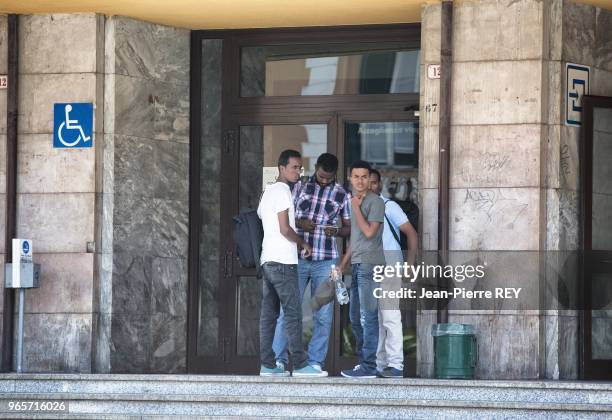 Des migrants Érythréens à la gare de Vintimille Ils discutent avec un passeur il va leur donner les dernières explications pour prendre un billet de...