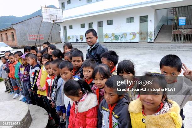 Enfants Wa du village de Weng Ding dans leur nouvelle ecole, le 18 decembre 2013, Yunnan, Chine.