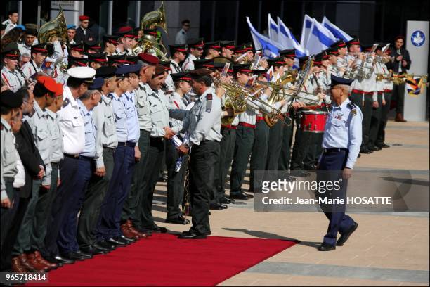 Le nouveau Chef d`Etat Major salue les generaux de Tsahal. Ici Gabi Ashkenazi serre la main de Moshe Kaplinsky qui a ete son rival le plus dangereux...