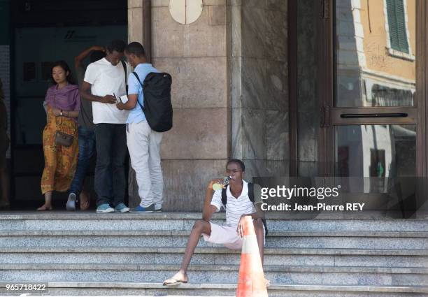 Des migrants Érythréens à la gare de Vintimille Ils discutent avec un passeur il va leur donner les dernières explications pour prendre un billet de...