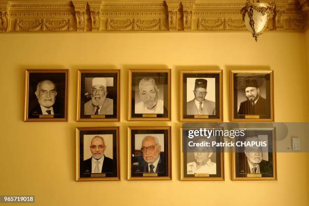 Hall d 'entree du siege des Freres Musulmans, le 21 mai 2011 au Caire, Egypte. Sur le mur les photos des principaux leaders de la confrerie.