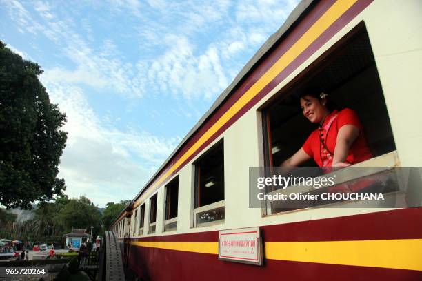 Touriste occidentale dans un train au dessus du pont de la rivière Kwai, le 16 Juin 2017, Kanchanaburi, Thailande. Pont ferroviaire construit pendant...