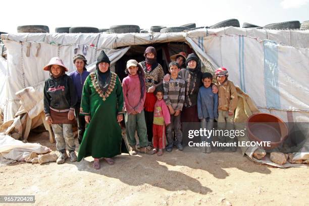 Femmes et enfants réfugiés syriens, ayant fui avec leurs troupeaux les bombardements de l'armée syrienne sur la ville de Homs, dans un camp de...