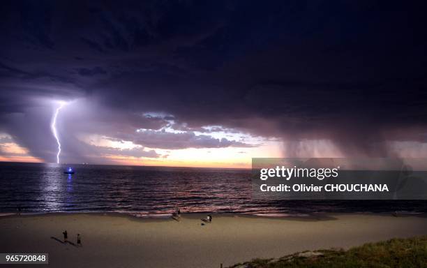 Eclairs sur la plage touristique de Cottesloe à côté de la ville de Perth, le 15 novembre 2015, Perth, Australie Occidentale.