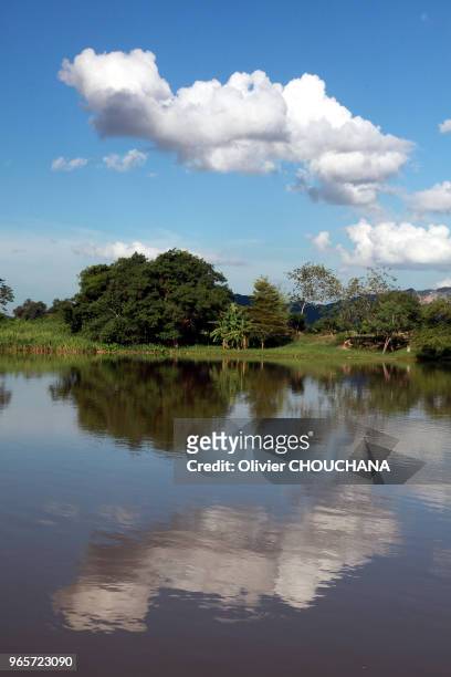 Reflet de nuages sur la rivière Kwai dans la province de Kanchanaburi le 31 Aout 2017, Kanchanaburi, Thailande.