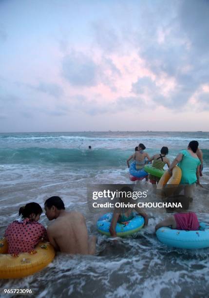 Touristes chinois sur la plage de Dadong Hai sur l'ile et province chinoise de Hainan, surnommée aussi le Hawaii orientale le 23 Mai, 2014 à Sanya,...