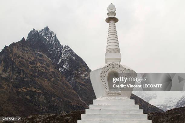 Stupa tibétain dans l?Himalaya, au Népal, à 4000 mètres d?altitude, sur le chemin du glacier du Langtang, dans le massif du Langtang Lirung au Népal,...