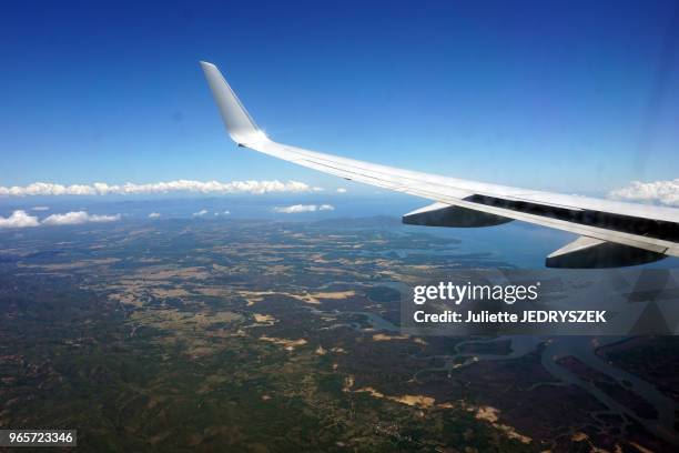 Aile d'avion dans le ciel au nord ouest de l'ile de Madagascar.