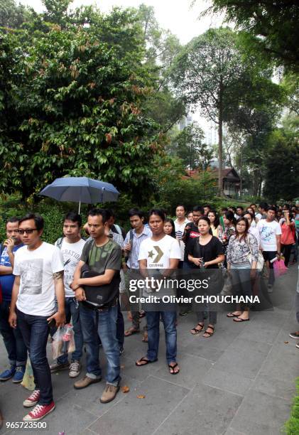 Des centaines d'expatries birmans font la queue pendant des heures pour voter à l'ambassade du Myanmar de Singapour lors de la premiere election...