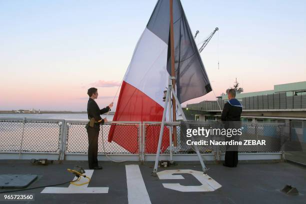 Levé du drapeau de la frégate française Guépratte à Alger lors d'une activité de coopération opérationnelle, baptisée 'Raïs Hamidou' dans les...