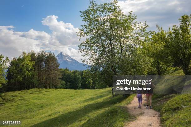 mutter und tochter - obersalzberg mountains stock-fotos und bilder