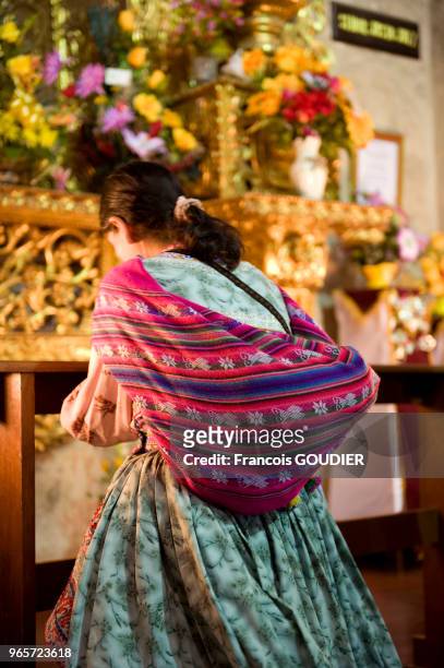 Femme dans l'église de la Compania d'Arequipa, 14 mai 2009, Pérou.
