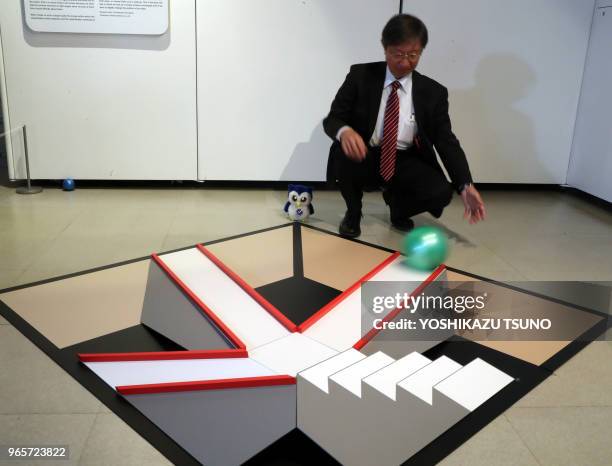 Objet avec trois pistes et un escalier où la balle donne l'illusion de grimper sur la pente, objet réalisé par Kokichi Sugihara, professeur à...