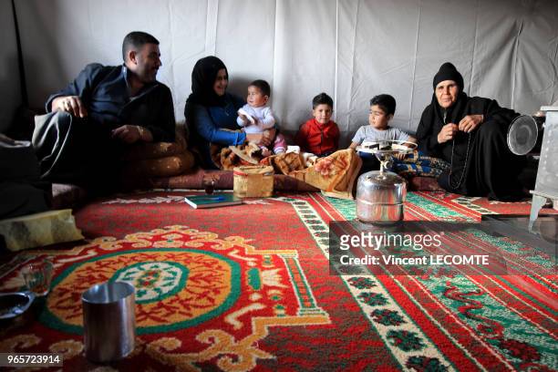 Radiya, Samira, Fatima, Nesreen, Zahar et Ibrahim, originaires d'Alep, ayant fui les bombardements de l'armée syrienne, dans leur tente dans un camp...