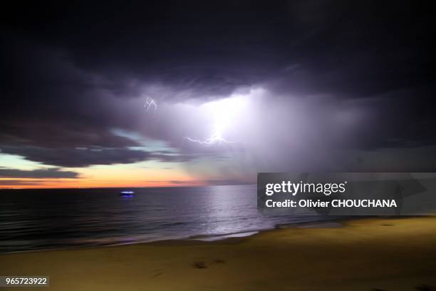 Eclairs sur la plage touristique de Cottesloe à côté de la ville de Perth, le 15 novembre 2015, Perth, Australie Occidentale.