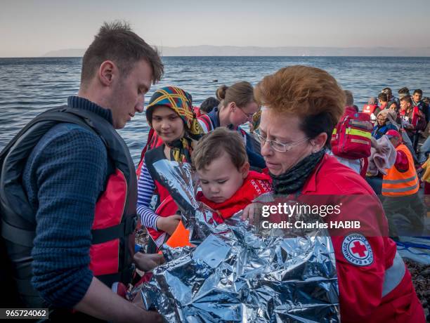 Skala Sikamineas village. Warming up a baby upon arrival. 19 novembre 2015.