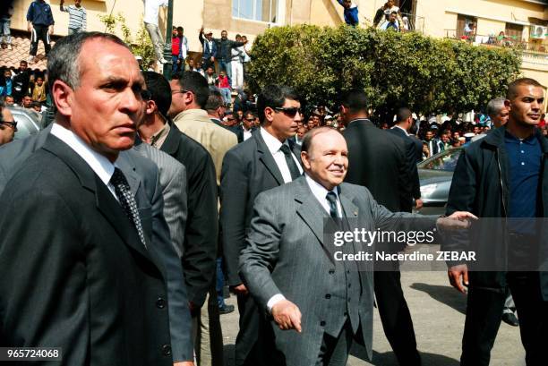 Le général-major Djamel Kehal Medjdoub ex chef de la garde présidentielle lors d'un déplacement avec le président de la République Abdelaziz...
