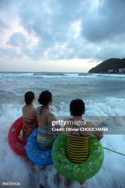 Touristes chinois sur la plage de Dadong Hai sur l'ile et province chinoise de Hainan, surnommée aussi le Hawaii orientale le 23 Mai, 2014 à Sanya,...