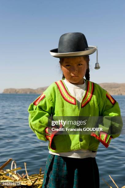 Petite fille sur une ïle flottante des indiens Uros sur le Lac Titicaca, 17 mai 2009, Pérou.