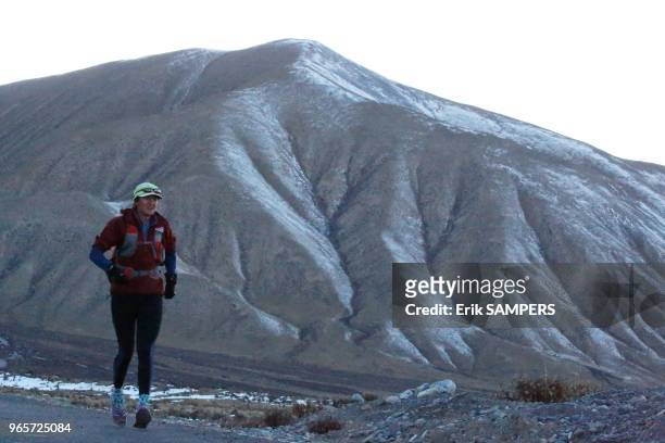 Américaine Betsy Kalmeyer, 1ère femme, lors de l'Ultra Trail de Gobi, une course de 400 km non stop, sur les traces de la route de la Soie, tout en...