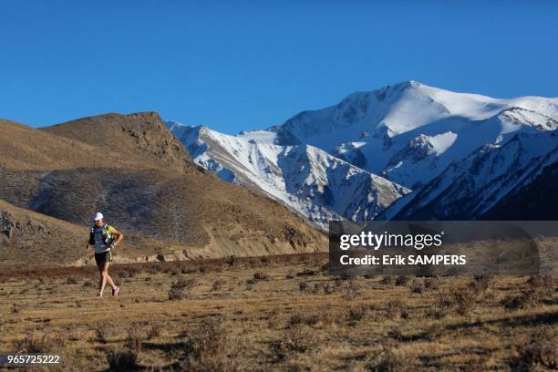 Américiain Bryon Powell, 3ème, lors de l'Ultra Trail de Gobi, une course de 400 km non stop, sur les traces de la route de la Soie, tout en autonomie...