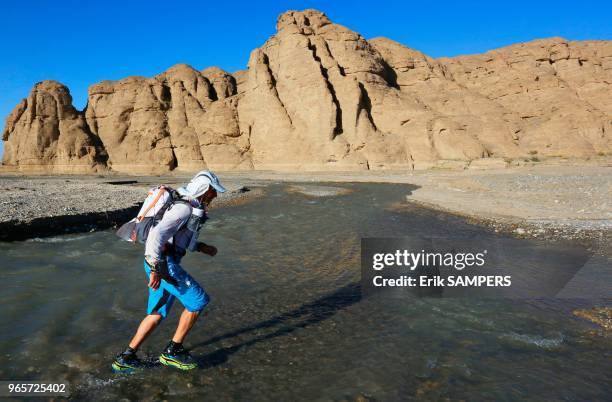 Le français Benoit Laval lors de l'Ultra Trail de Gobi, une course de 400 km non stop, sur les traces de la route de la Soie, tout en autonomie et au...