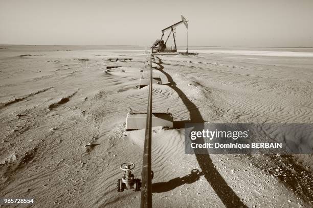 Forage, puits de petrole dans le sud du Koweit le long de la frontiere saoudienne. Les reserves de petrole au Koweit representent 8?% des reserves de...
