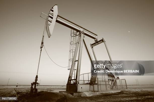 Forage, puits de petrole dans le sud du Koweit le long de la frontiere saoudienne. Les reserves de petrole au Koweit representent 8?% des reserves de...
