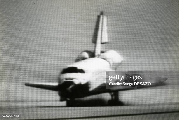 Premier atterrissage de la navette spatiale Columbia sur la base Edwards en Californie, en direct à la télévision, le 26 avril 1981, Etats-Unis.