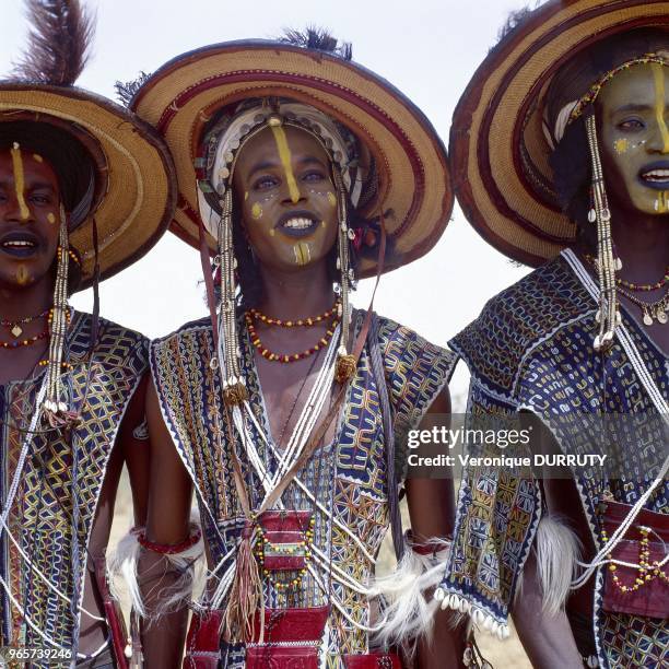 AFRIQUE, NIGER, NOMADES PEULS BOROROS, GEREWOL, JEUNES HOMMES EN TRAIN DE DANSER.