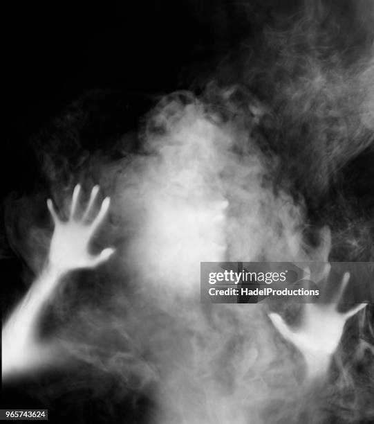 ghost in de mist - a haunted house stockfoto's en -beelden