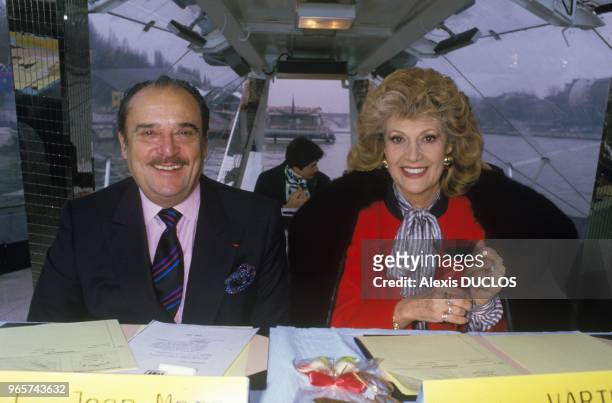 French actress Rosy Varte and male counterpart Jean-Marc Thibault during the spelling championship hosted by Bernard Pivot, December 13, 1987.