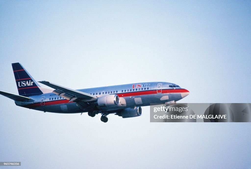 USAir Aiplane Boeing 737 Landing...