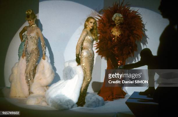 Top Model Jerry Hall Presents Thierry Mugler s Model At Ready To Wear Fall Winter 1995 1996 Show, Paris March 15, 1995.