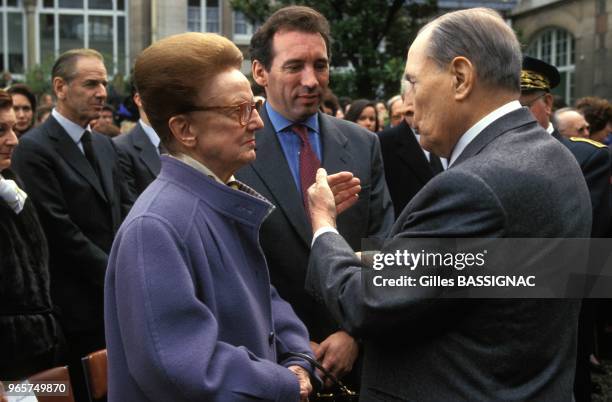 Le president Francois Mitterrand aux cotes de Francois Bayrou, Ministre de l'Education Nationale, discute avec l'epouse de Pierre Brossolette, homme...