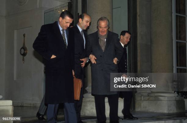 Francois Leotard, Alain Juppe et Edouard Balladur a l'issue d'une reunion sur la Bosnie a l Hotel Matignon le 21 fevrier 1994 a Paris, France.